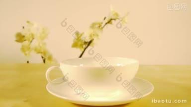 合用铸铁壶和背景上的一朵鲜花，把茶倒入一个瓷茶壶里